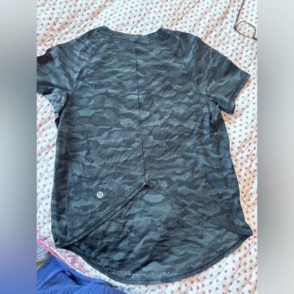 Black camo lululemon tee - Picture 2 of 2